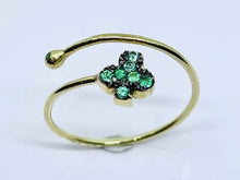 Carica l'immagine nel visualizzatore di Gallery, Anello in oro bianco con simbolo "fiori"

