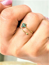 Carica l'immagine nel visualizzatore di Gallery, Anello in oro bianco con simbolo "fiori"
