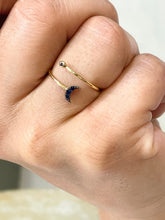 Carica l'immagine nel visualizzatore di Gallery, Anello in oro giallo con "mezza luna" di Zaffiri
