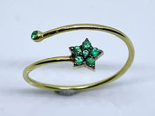 Carica l'immagine nel visualizzatore di Gallery, Anello in oro giallo con stellina di Smeraldi

